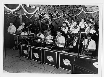 Jonathan performing with Quigley Moorhead Bigband